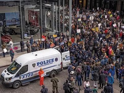 ONFRUNTARE Polițiștii efectuează arestări în timp ce zeci de protestatari se adună în fața unui showroom din New York