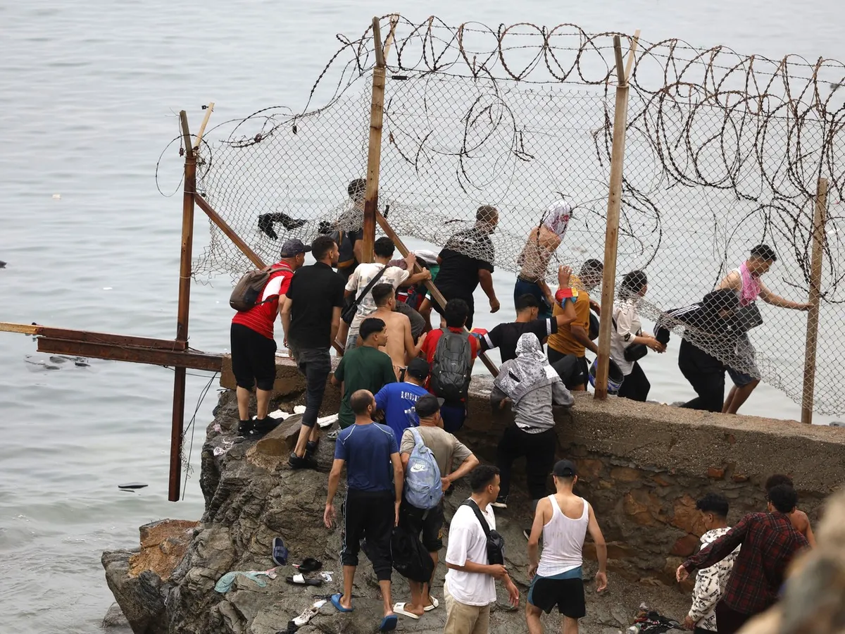 Exclava Ceuta, invadată, înot și pe jos, de peste 49.000 de migranți într-o zi - Foto: Profimedia Images