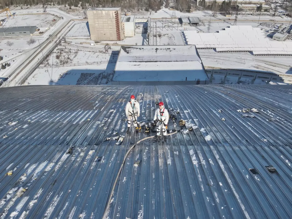 Scutul din oțel al centralei nucleare de la Cernobîl, din Ucraina, spart de o dronă - Foto: Profimedia Images