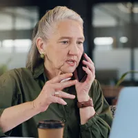 Pensionară, îngrijorată la pensie - Foto: Freepik