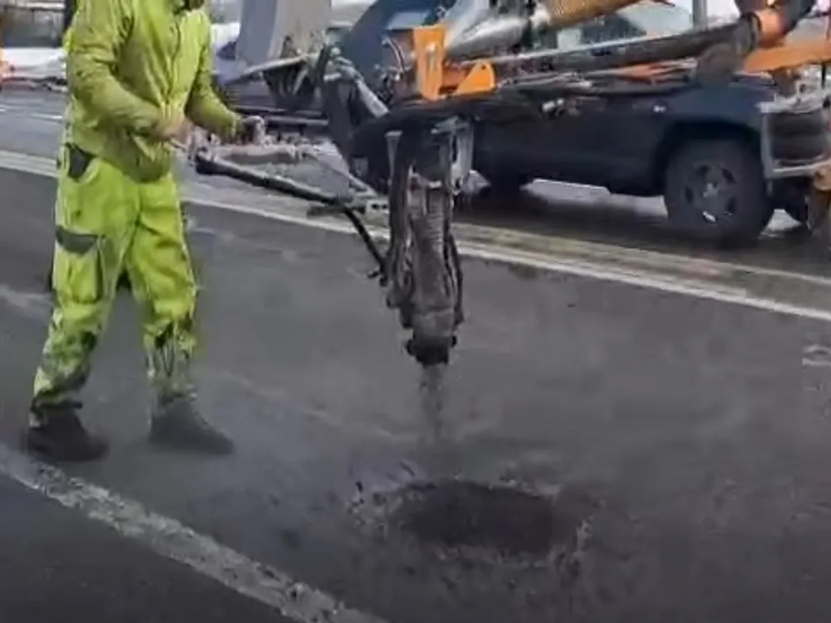 Mașinărie de „plombat” asfaltul - Foto: captură video