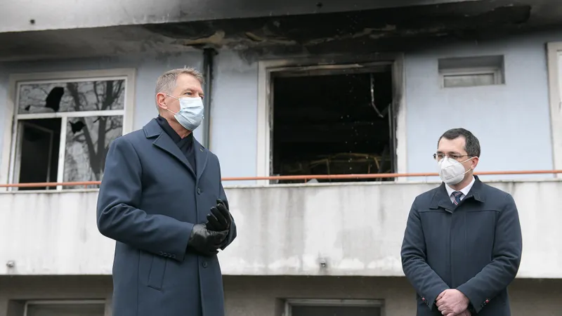Președintele Klaus Iohannis și ministrul Sănătății, Vlad Voiculescu în fața salonului ars de la „Matei Balș”/FOTO: Presidency