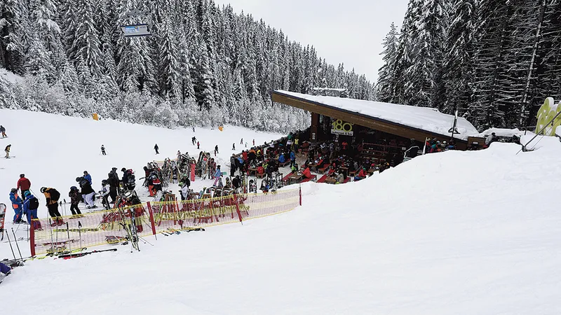 La intersecțiilor mai multor pârtii sunt „Après-ski”-uri, cu bar, restaurant și toalete încăpătoare