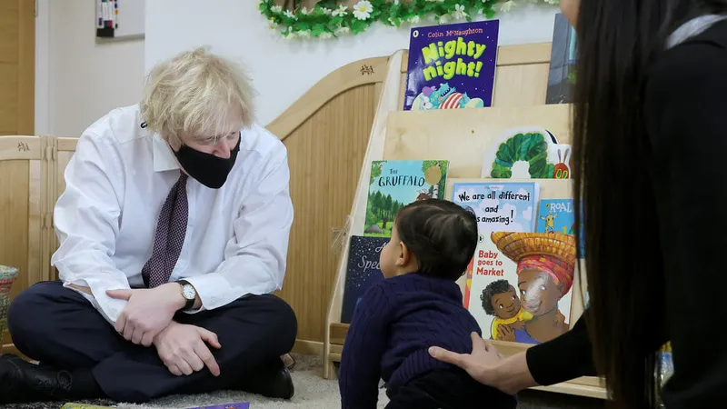 Premierul Boris Johnosn, cu două săptămâni înainte de a ajunge la frizer Foto: Facebook
