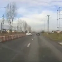 Separatoarele de sens, pentru fraieri. Un șofer oprește în drum și taie dubla continuă. / Foto: captură video
