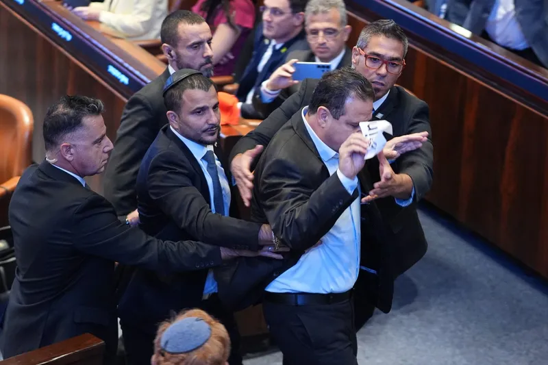 În Parlamentul israelian, s-a produs un incident care s-a soldat cu evacuarea unui membru al Knessetului - Foto: Profimedia Images