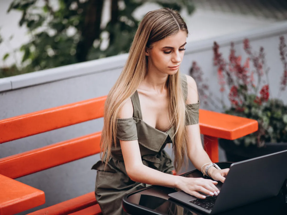 Femeie la computer - Foto: Freepik