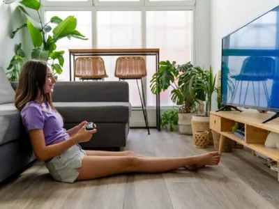 O femeie se joacă pe televizor - Foto: freepik (rol ilustrativ)