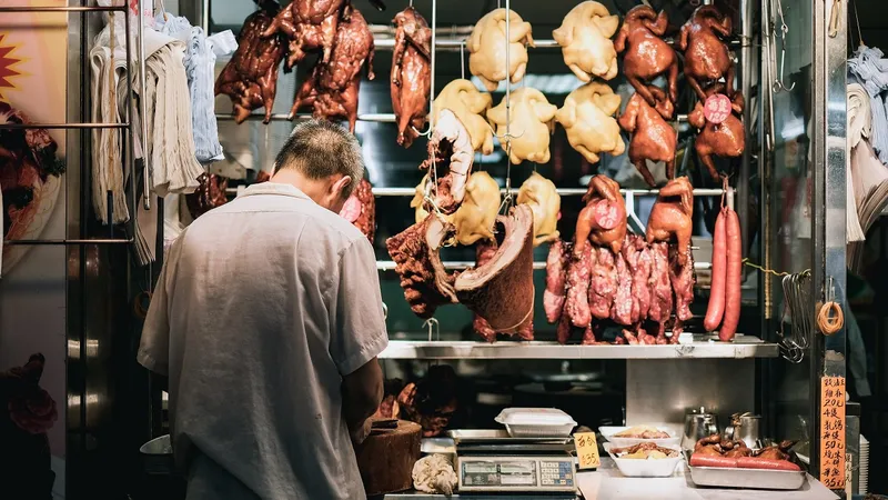 O familie dă 75 lei în plus pe carne, în 2022. Pe cartofi - 60 lei. Coșul minim are 34 de produse / Pexels / Airam Datoon