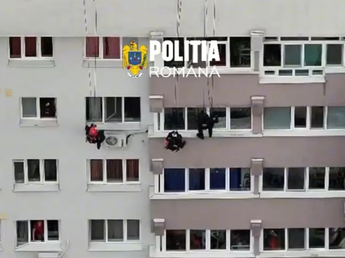 VIDEO Momentul în care o femeie care amenința că se sinucide este salvată mascații Poliției