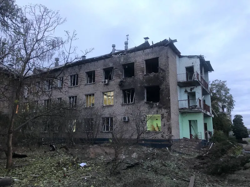 Rusia a bombardat intens Zaporojie. 15 rachete au distrus blocuri, o grădiniță și un spital - FOTO: Tiwtter/KatRusnia