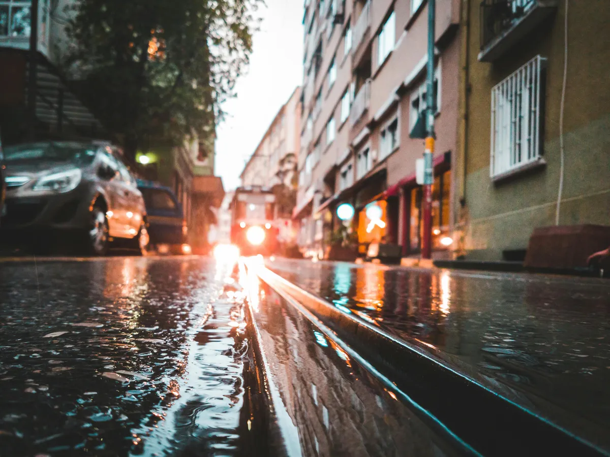 Carosabil ud, la limita inundaţiei, pe ploaie densă - Foto: Pexels/Burak The Weekender