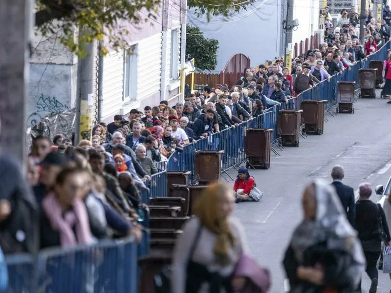 20 de ore așteaptă pelerinii la coada de la Sfânta Parascheva din Iași. Se întinde pe kilometri Foto: Inquam Photos / Casian Mitu