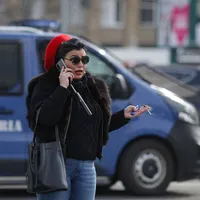 Adriana Bahmuțeanu, cântăreață la nunți, candidat la Primărie, cu ochelari de 2.240 lei, a protestat anti-mască alături de Șoșoacă Foto: INQUAM Photos/Octav Ganea