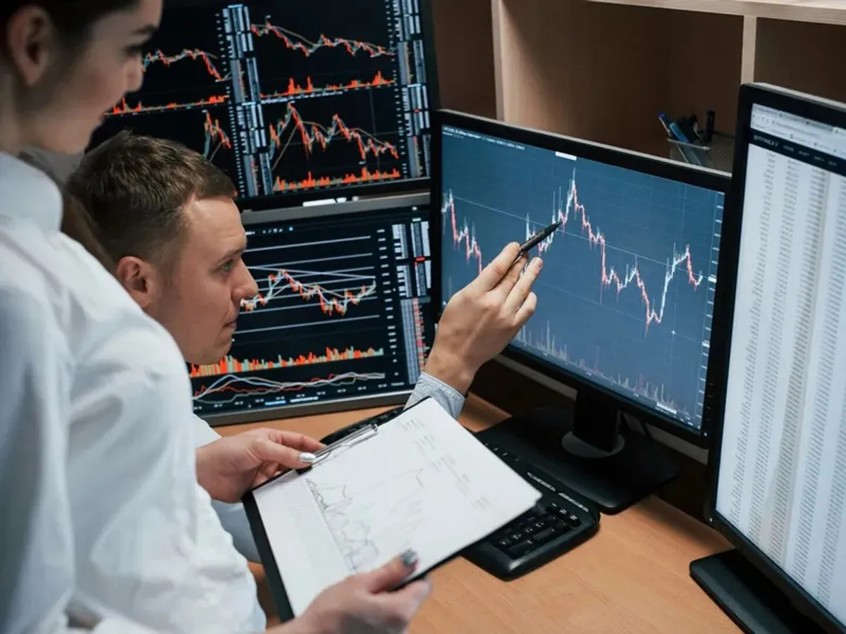 „Ecoul” războiului din Orientul Mijlociu, la București. Bursa de Valori a deschis pe roșu