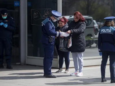 Polițiști controlând oameni, în contextul stării de urgență. Inquam Photos - Alexandra Pandrea