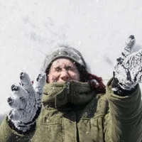 Femeie afară iarna - Foto: Freepik (rol ilustrativ)