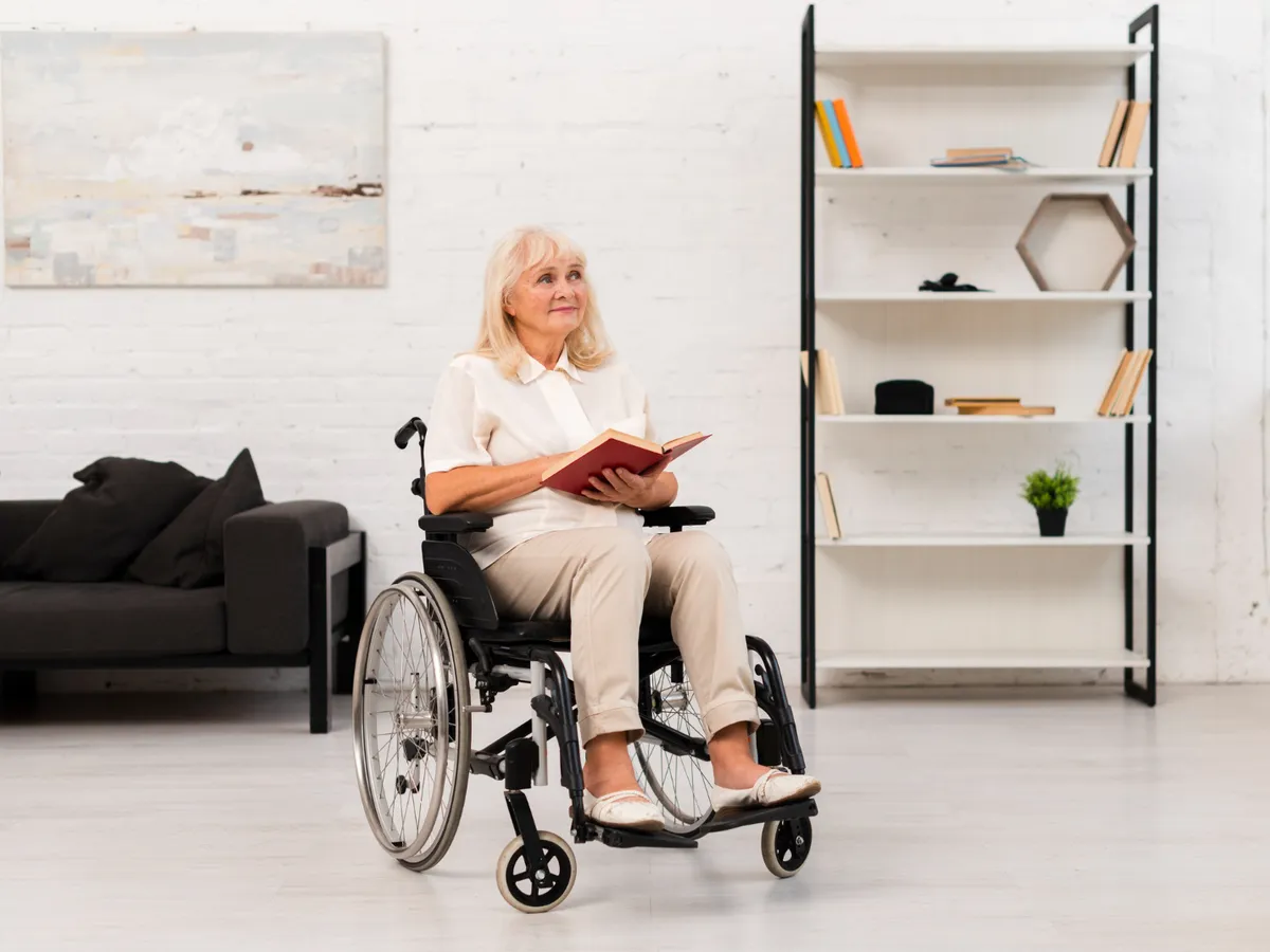 Persoană în scaun cu rotile - Foto: Freepik