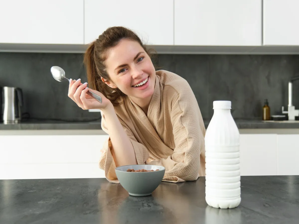 Tânără gustând produse Nestle - Foto: Freepik (Imagine cu rol ilustrativ)