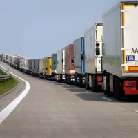Trafic îngreunat pe „Podul Prieteniei”. Se circulă pe o singură bandă. TIR-urile așteaptă cu orele - Foto: Profimedia images