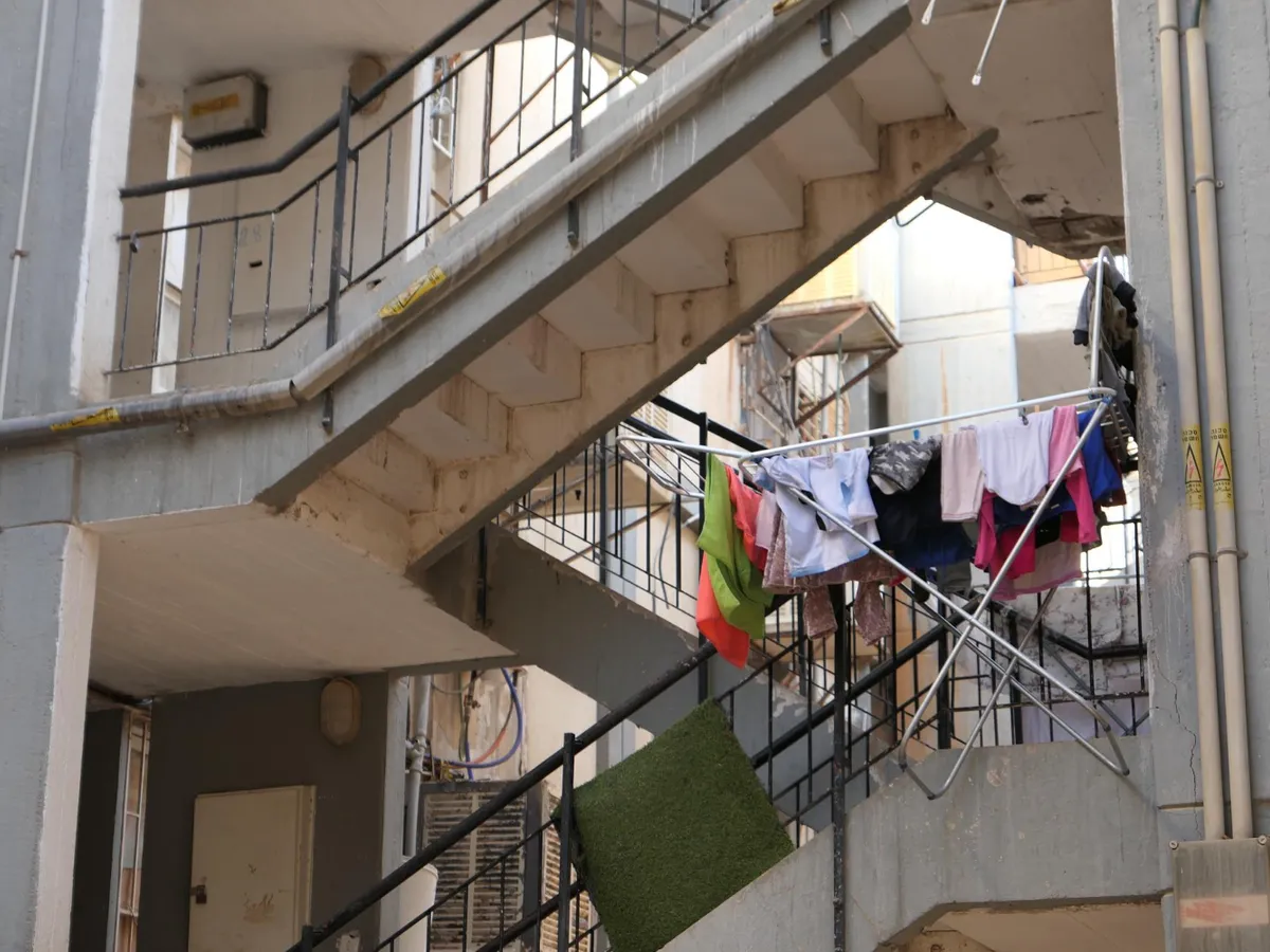 Haine uscate în scara blocului - Foto: Freepik (rol ilustrativ)