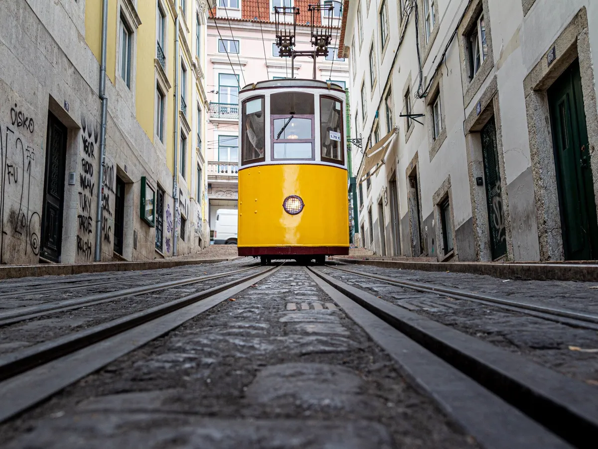 AMENDĂ de aproape 2.000 de lei pentru șoferii români care depășesc tramvaiul. De ce NU e voie? - Foto: Freepik (imagine cu rol ilustrativ)