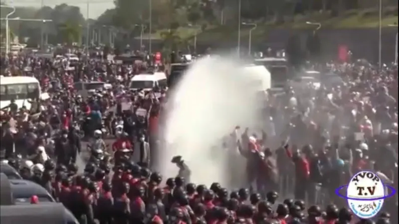Poliția din Myanmar a folosit tunuri de apă în încercarea de a-i dispersa pe protestatari/FOTO: YouTube (captură)