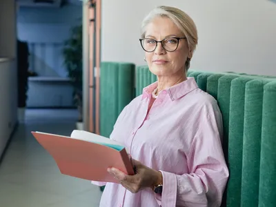 Pensionară citește la pensie - Foto: Freepik