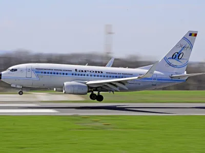 Cum au evitat piloții TAROM o tragedie pe aeroportul din Paris? Roțile s-au spart la frânare - FOTO: Facebook