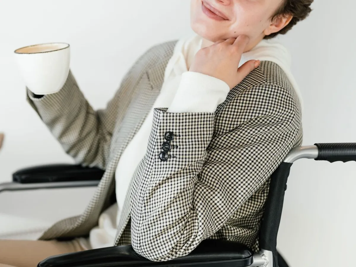 Femeie de vârstă medie în scaun cu rotile - Foto: Pexels/SHVETS production