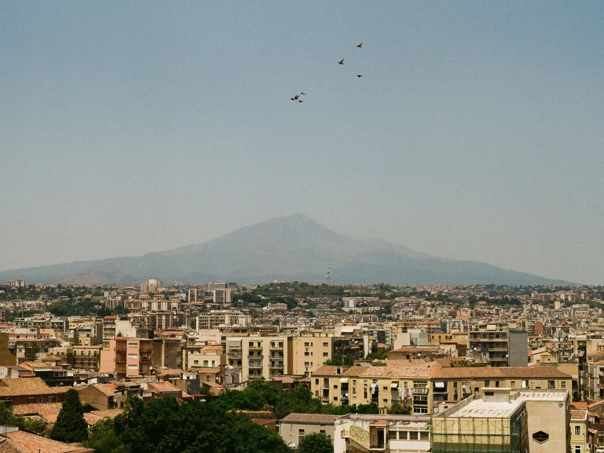 Alertă MAE pentru românii care merg în Sicilia! Restricții pe aeroportul din Catania din cauza Etnei