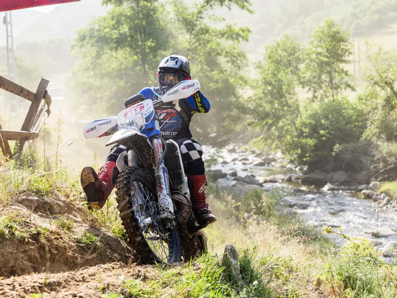 A început Romaniacs 2025, cel mai dificil raliu hard enduro din lume. Cine e lider după prima zi? - Foto: Facebook / Red Bull Romaniacs
