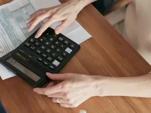ANAF verifică firmele care deduc cheltuieli în interesul personal al asociaților - Foto: Pexels/Mikhail Nilov
