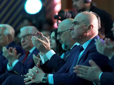 Preşedintele ad-interim Ilie Bolojan ascultă discursul candidatului coaliţiei de guvernare Crin Antonescu - Foto: Profimedia Images