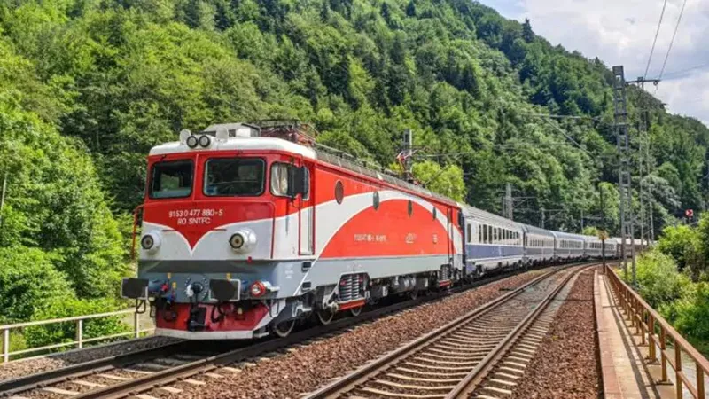 Accident puternic în Harghita! Un tren de călători a lovit un utilaj. Circulația este oprită - Foto: Facebook/ CFR Călători/ Imagine cu caracter ilustrativ