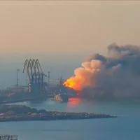 O navă civilă a fost atacată în portul Mariupol de militari ruși/FOTO: NBC News
