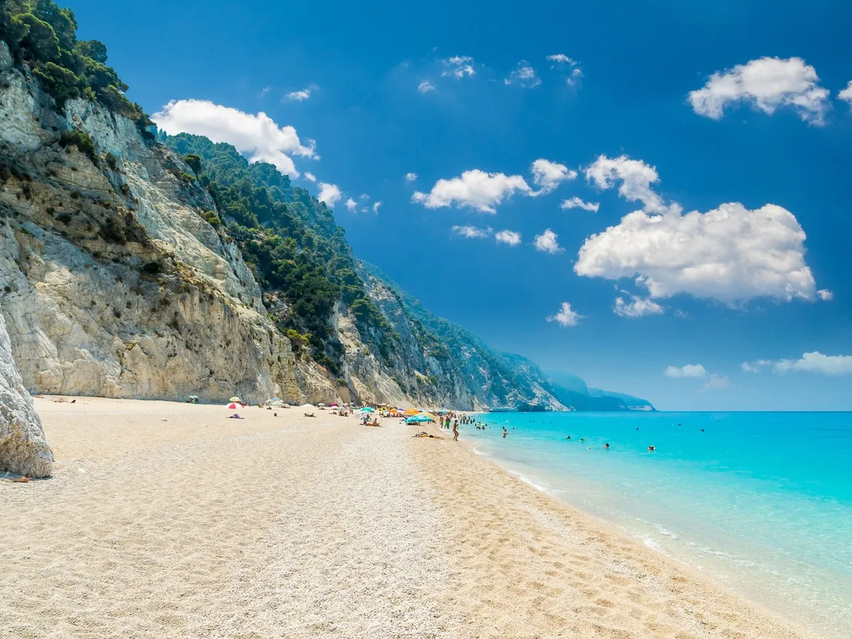 Grecia pune frână turismului excesiv. Ce nu mai ai voie să faci pe plajele spectaculoase din Lefkada