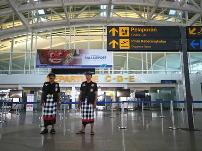 Gărzile tradiționale balineze numite „pecalang” patrulează aeroportul în Ziua Tăcerii din Bali - Foto: Profimedia Images