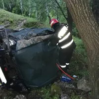 Mașina s-a prăbușit de la 100 de metri și s-a înfășurat într-un cablu de energie electrică Foto: ISU Cluj