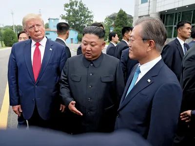 ÎNTÂLNIRE ISTORICĂ Președintele Donald Trump și liderul nord-coreean Kim Jong Un se plimbă în interiorul DMZ, în iunie 2019, în timpul unui dezgheț temporar al relațiilor : Foto: Dong-a Ilbo/ Getty Images