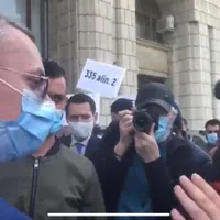 Stelian Ion, luat prin surprindere de protestatari care nu manifestau pentru dosarul „10 august”/FOTO: YouTube