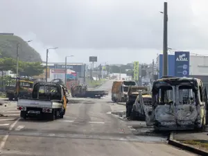 Trei români, blocați în Noua Caledonie. E stare de urgență, Tik-Tok-ul interzis. Ce s-a întâmplat? - Foto: Profimedia Images