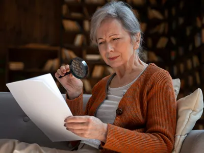 Pensionară cittește documente - Foto: freepik (rol ilustrativ)