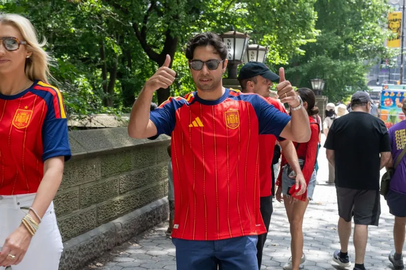 Suporterii spanioli se bucură, &icirc;naintea finalei Spania - Argentina, de la Cupa Mondială - Foto: Profimedia Images