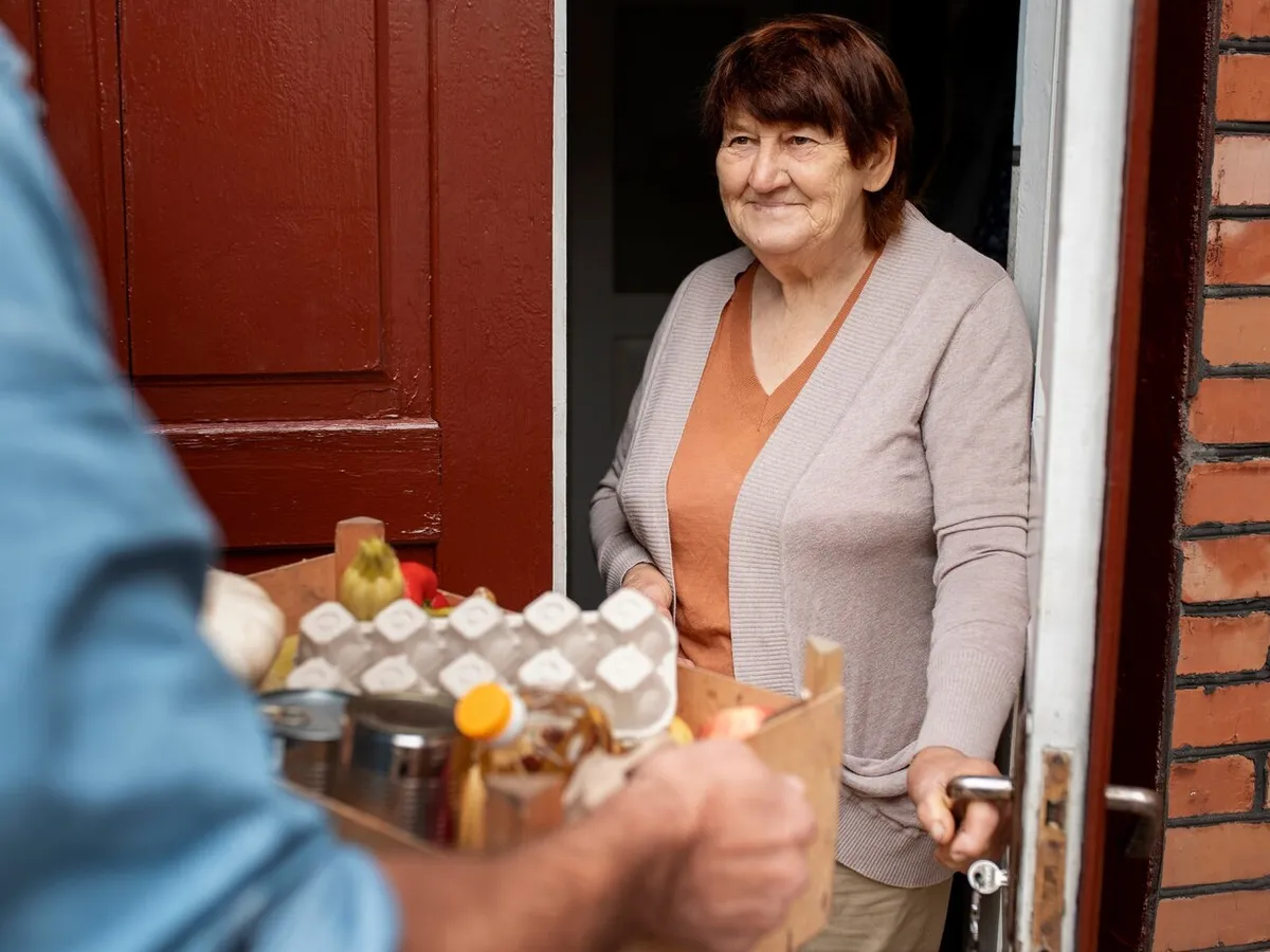 Escrocheria ”Ziua cafelei” îi lasă pe pensionari fără pensie. ”I-a cerut o semnătură și 100 de lei” - Foto: Freepik (rol ilustrativ)