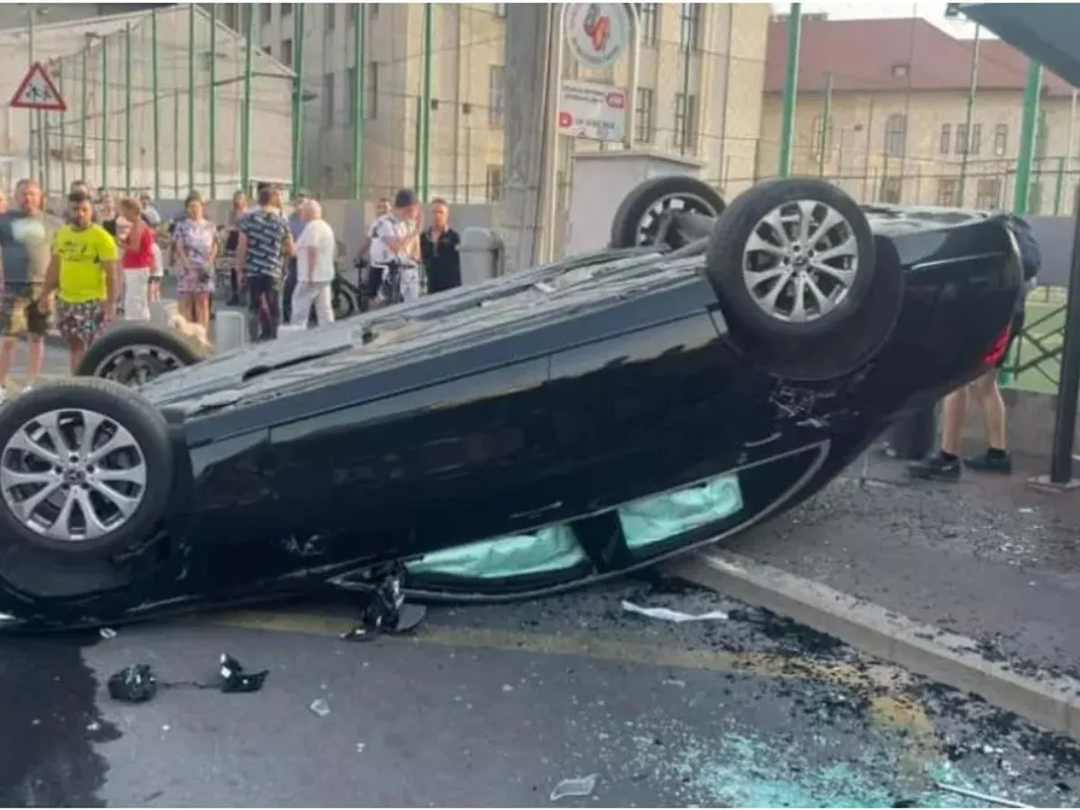 Mercedes aruncat cu roțile în sus de un BMW, pe bulevardul Tineretului. Unul dintre șoferi a intrat cu viteză pe contrasens și ar fi făcut drifturi înainte de accident - Foto: Observator / imagine cu caracter ilustrativ