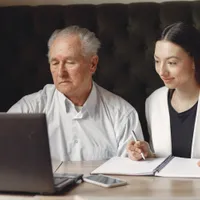 pensionar și avocat foto: freepik (rol ilsutrativ)