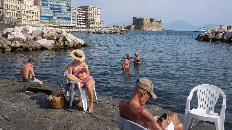 STIL DE VIAȚĂ Oameni pe o plajă dezafectată în Napoli - Foto: Mugur Vărzariu