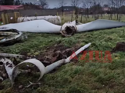 Elicea și rotorul unei eoliene au căzut în curtea unui cămin de bătrâni din Poarta Albă Foto: Ziua de Constanța