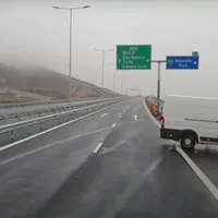 VIDEO Un șofer dă cu spatele pe autostradă după ce a greșit ieșirea.